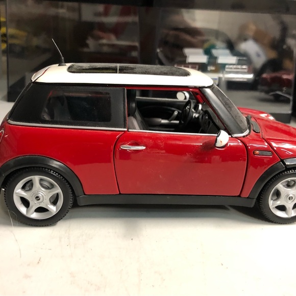USED Maisto Mini Cooper 1:18 DIECAST Special Edition RED W/sunroof 2003 - Picture 4 of 7